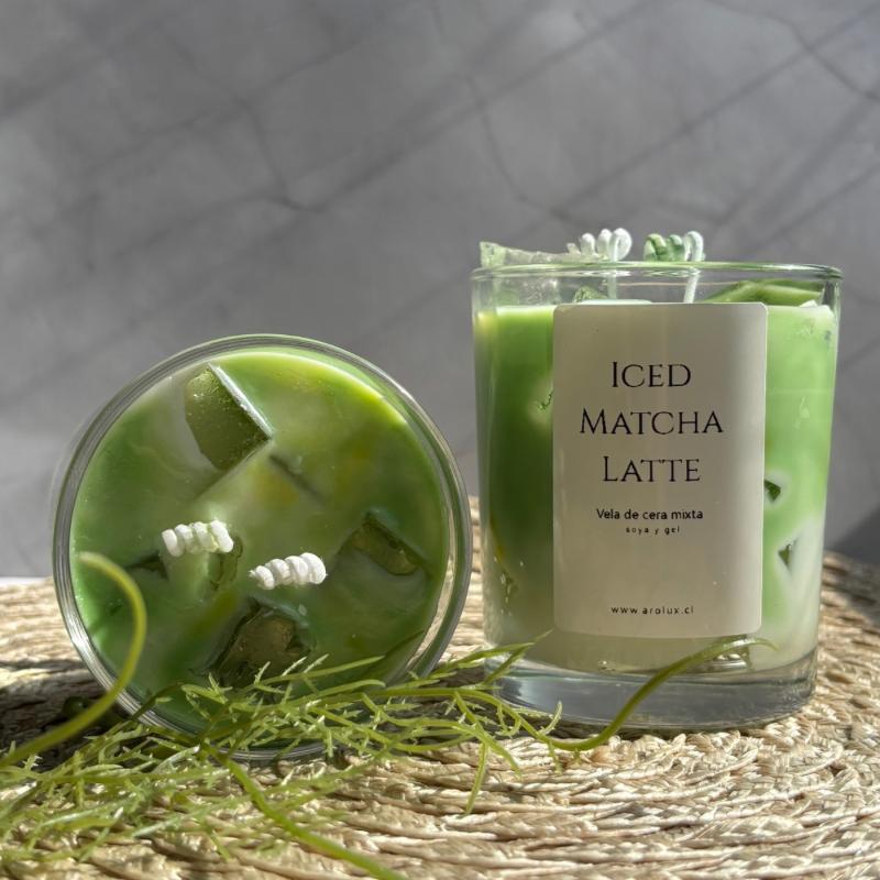 Vela artesanal Iced Matcha Latte con cubos de gel y cera de soya, diseño refrescante y aroma a matcha con bergamota