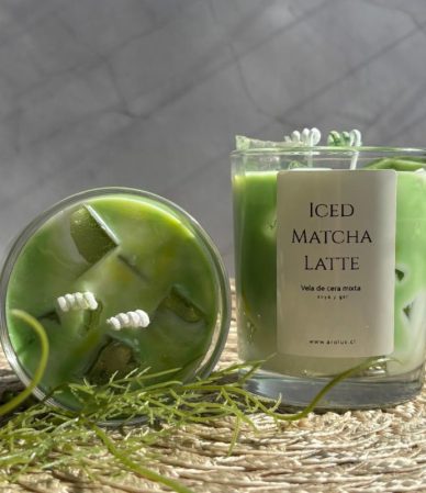 Vela artesanal Iced Matcha Latte con cubos de gel y cera de soya, diseño refrescante y aroma a matcha con bergamota